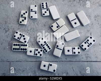 Casuale pezzi di domino Foto Stock