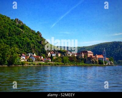 La bella città di Stift Durnstein in Austria sulle rive del fiume Danubio. Foto Stock