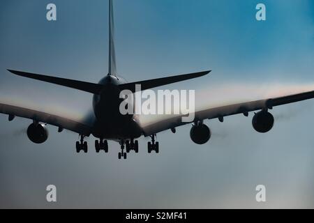 Airbus A380 misty atterraggio, Birmingham Regno Unito Foto Stock