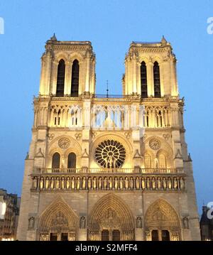 La cattedrale di Notre Dame di sera sun Foto Stock