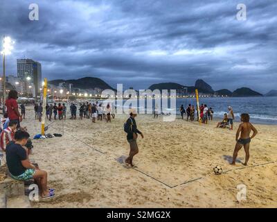 Pallavolo sulla spiaggia di Copacabana, Rio de Janeiro, Brasile. Foto Stock