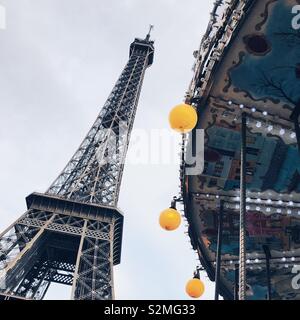 Giostra e la Torre Eiffel Foto Stock