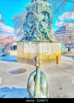 Fontana di bronzo 1873 da scultore svedese Johan Peter Molin. I caratteri sono Ocean dio Aegir, moglie Ran e 9 figlie ascoltando il fiume spirito Nix suonare la sua arpa. Kungstradgarden, Stoccolma Foto Stock