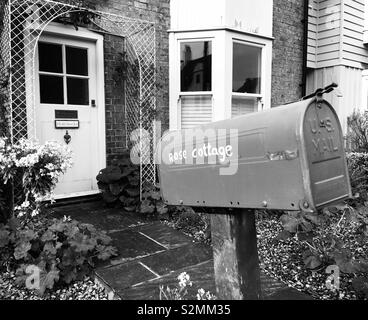 Noi cassetta postale nella parte anteriore di un cottage inglese Foto Stock