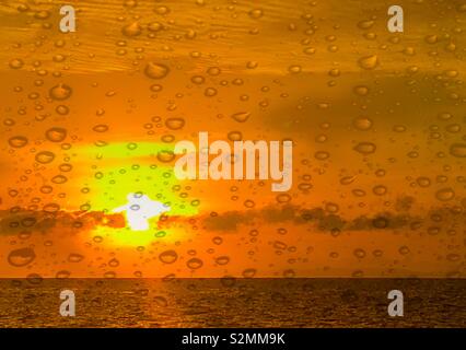 Crazy stilizzata tramonto gocce di pioggia Foto Stock