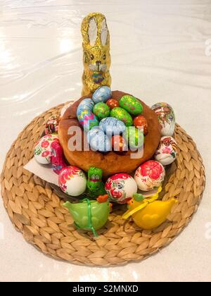 Composizione di pasqua con le uova e il coniglio di cioccolato Foto Stock
