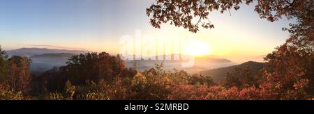 Sunrise si illumina in una valle del Joyce Kilmer-Slickrock deserto, Carolina del Nord, nell'autunno del 2016 Foto Stock