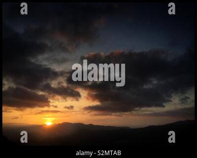 Sunrise oltre le montagne, Catalogna, Spagna. Foto Stock