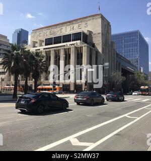 LOS ANGELES, CA, Marzo 2019: Los Angeles Times building nel centro cittadino con autobus e traffico in primo piano. Nuovo tribunale federale edificio in background. Foto Stock