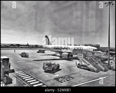 Un aeromobili EasyJet si siede al sole in un aeroporto gate di partenza. Attività limitata intorno a. Copia dello spazio. Credito foto - © COLIN HOSKINS. Foto Stock