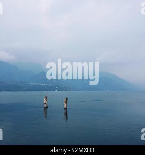 Una vista del lago Atitlan ( Lago de Atitlán ) da San Juan La Laguna, Solola dipartimento in Guatemala. Foto Stock