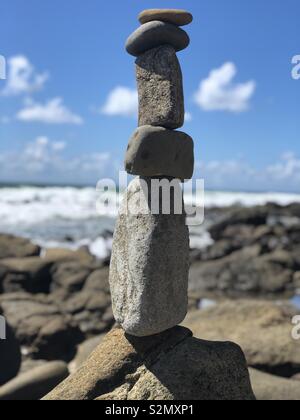 Bilanciamento del Rock sulla spiaggia nel Queensland, Australia Foto Stock