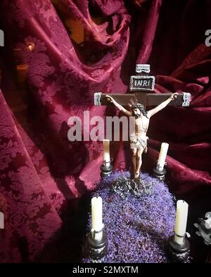 Una miniatura di Gesù Cristo crocifisso decora una finestra shop durante la Semana Santa in Jerez de la Frontera, Spagna Foto Stock