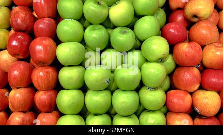 Deliziosa la Braeburn e le mele Granny Smith. Pieno di colore! Foto Stock