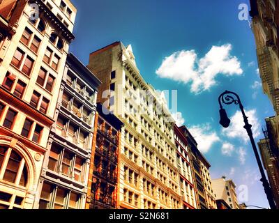 Ghisa sulle facciate degli edifici su Broadway, Soho, New York, Stati Uniti Foto Stock