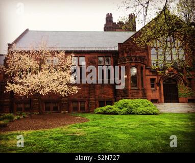 Vista la primavera di un edificio presso il Mount Holyoke College, South Hadley, Massachusetts, Stati Uniti Foto Stock