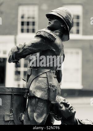 Woodbridge, Suffolk - 18 Maggio 2019: Drummer Boy statua sulla collina di mercato. Foto Stock