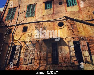 Il vecchio edificio abbandonato Foto Stock