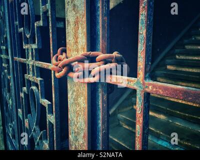 Il vecchio metal di gate bloccato con catena arrugginita Foto Stock