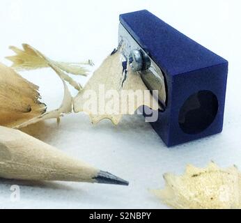 Una matita appuntita, sharpener e trucioli. Foto Stock