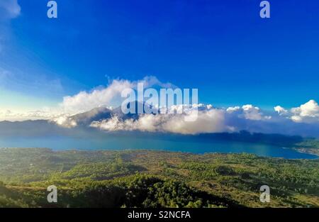 Guardando verso il basso sulla Danau Batur ( Lago ) nella massiccia Batur caldera a Bali, Indonesia. Foto Stock