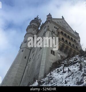 Abbassare la vista dal Castello di Neuschwanstein in Germania con la neve e un cielo nuvoloso Foto Stock