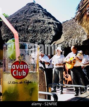 Una band che suona musica di salsa in un bar sulla spiaggia a Cuba Foto Stock