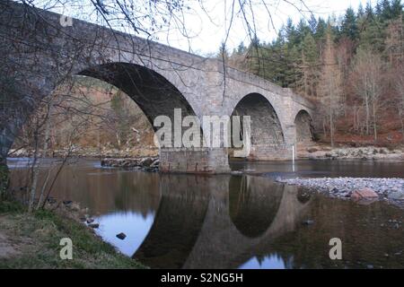 Un ponte sul fiume Dee in Scozia Foto Stock