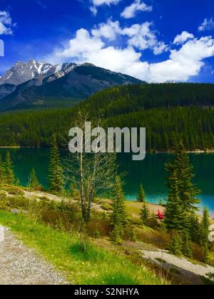 Due jack lago e due sedie rosse il Parco Nazionale di Banff, Alberta, Canada Foto Stock