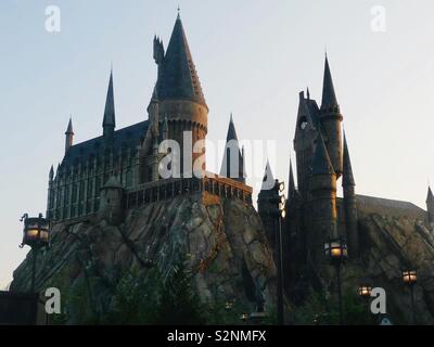 Il castello di Hogwarts motivi in Hogsmeade al mondo di Wizarding di Harry Potter, Isole di avventura, Florida. Foto Stock