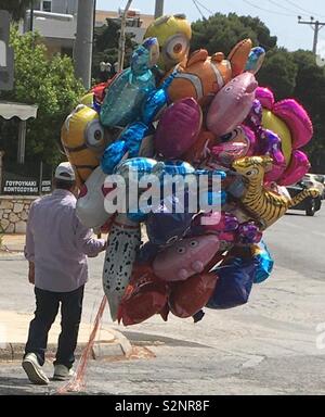 Uomo di vendita bambini colorati balloons nel sobborgo di Atene in Grecia il greco elezioni europee il giorno 26 Maggio, 2019. Foto Stock