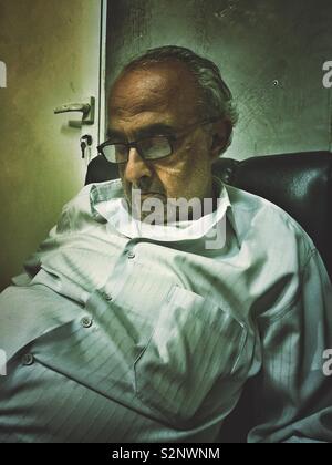 Il vecchio uomo dorme sul divano Foto Stock