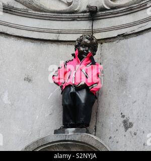 Bruxelles, Belgio - 29 Maggio 2019: Mannekin Pis in una rosa luminoso giacca. Foto Stock