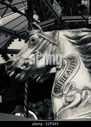 In prossimità di una vecchia moda fiera cavallo girato in bianco e nero Foto Stock