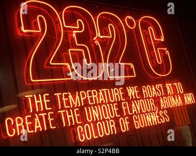 Guinness 232 gradi insegna al neon, la temperatura giusta per l'arrosto di orzo per Guinness. Foto Stock