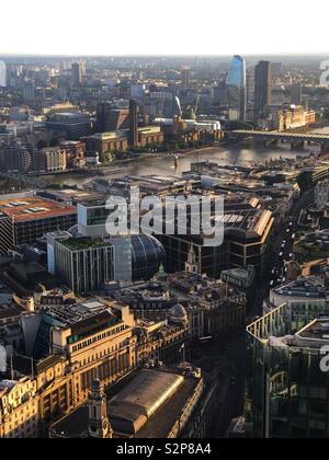 Guardando verso il basso a Londra da una elevazione alta. Foto Stock