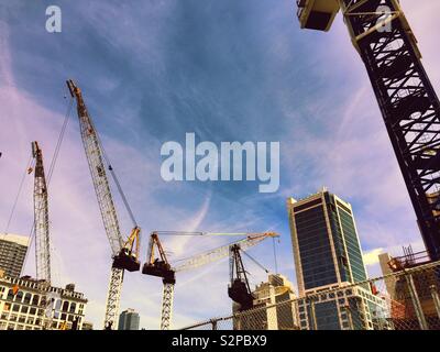 Alto-aumento della gru in corrispondenza di un sito in costruzione presso i cantieri di Hudson, New York, Stati Uniti d'America Foto Stock