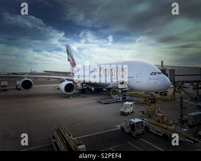 Emirates Airlines presso l'aeroporto di Heathrow un Airbus A380 800 Foto Stock