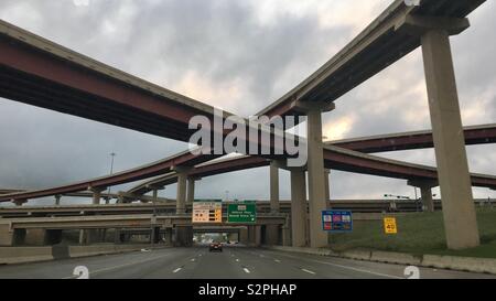 CARROLLTON, TX, Maggio 2019: massiccia di interscambio autostradale con segni di autostrade a pedaggio e altre uscite sulla superstrada Foto Stock