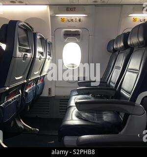 MILWAUKEE, WI, Maggio 2019: vista di posti vuoti nella fila di uscita su un Delta Airlines Boeing 737-900ER. Composizione quadrata Foto Stock