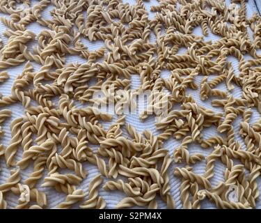 In casa Fusili Pasta essiccazione su un panno Foto Stock