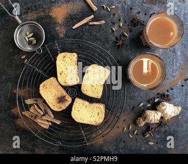 Indian Masala Chai con zenzero e spezie e di tutte le cose belle! Foto Stock