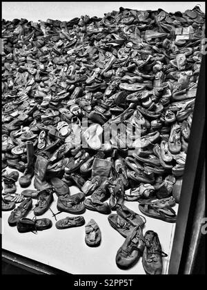 Un incredibile vista - un enorme mucchio di confiscati scarpe: proprietà di vittime del genocidio nazista. Parte di un display all'ex campo di concentramento di Auschwitz che è ora un museo memoriale. Pic.© CH Foto Stock