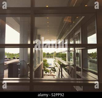 Guardando fuori dalla lobby dell'Hotel Hyatt House Washington D.C./Il Wharf, Washington, Stati Uniti Foto Stock