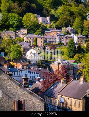 Vista su Matlock Bath un villaggio nel Derbyshire Peak District Inghilterra UK famosa per le sue acque termali. Foto Stock