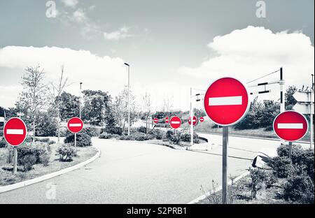 Nessuna voce: una proliferazione di cartelli di divieto a servizi autostradali in Francia Foto Stock