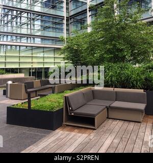 Posti a sedere esterni allo Hyatt House Washington DC / Il Wharf, Washington, Stati Uniti Foto Stock