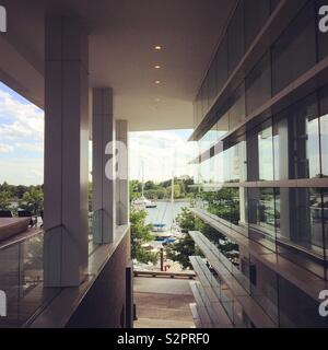 Guardando fuori dalla parte anteriore della casa Hyatt Washington DC / Il Wharf, Washington, Stati Uniti Foto Stock