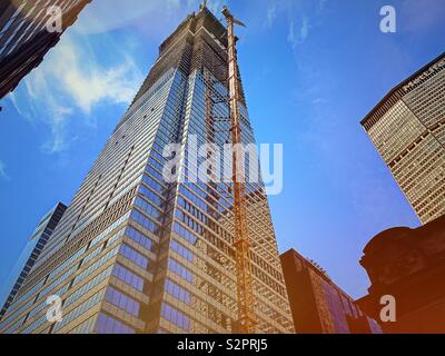 Un grattacielo di Vanderbilt è in costruzione accanto alla MetLife building come si vede dal Pershing Square Plaza sulla 42nd St., New York City, Stati Uniti d'America Foto Stock