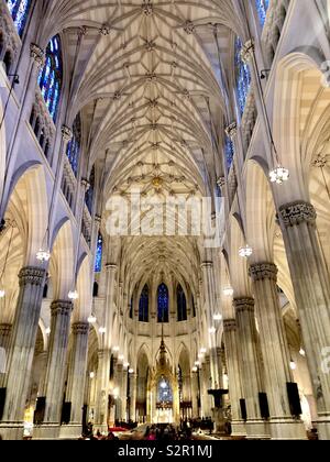 Interno altare principale cattedrale di San Patrizio a New York City Foto Stock